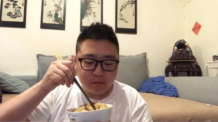 27年前成最富童星，却因母亲“败家”负债累累，他如今怎样了？