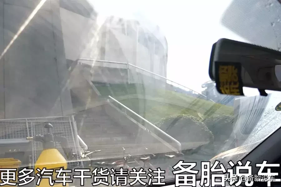 车窗起雾怎么办?把家里这几样东西用上,不起雾,还不花钱