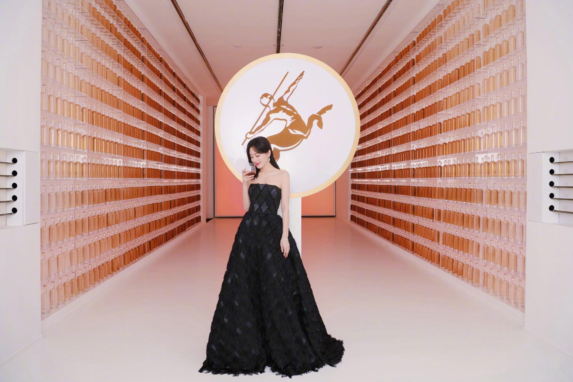 再来看秦岚这身礼服会不会带给你带来不一样的感觉?