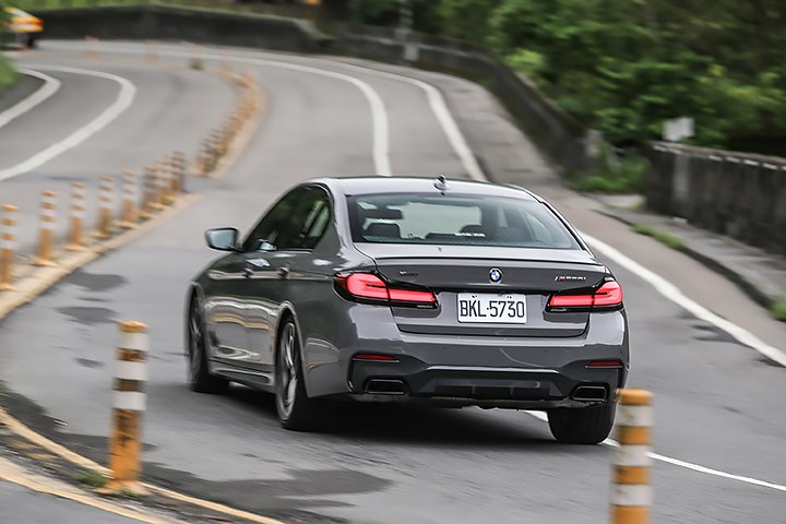 M5最害怕的亲兄弟？试驾宝马M550i xDrive