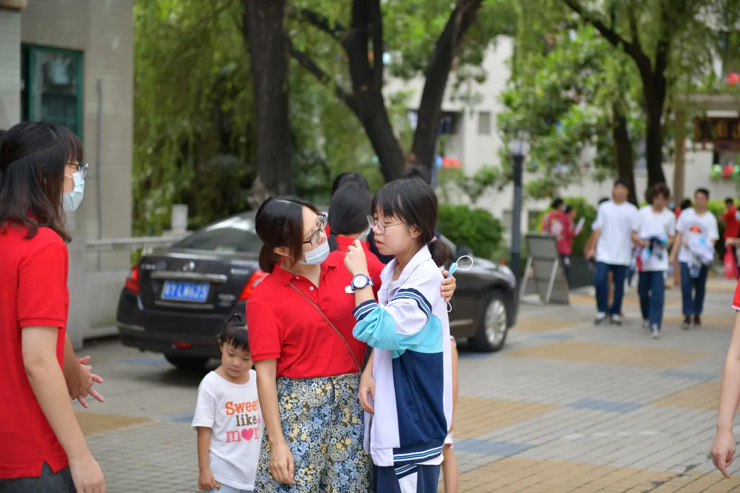 难忘老师 感恩亲人——佛山南海中学分校2020届高三学子高考凯旋