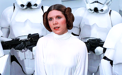 他的养女莉亚·天行者公主从"侠盗一号"手中得到了一张死星的设计蓝图