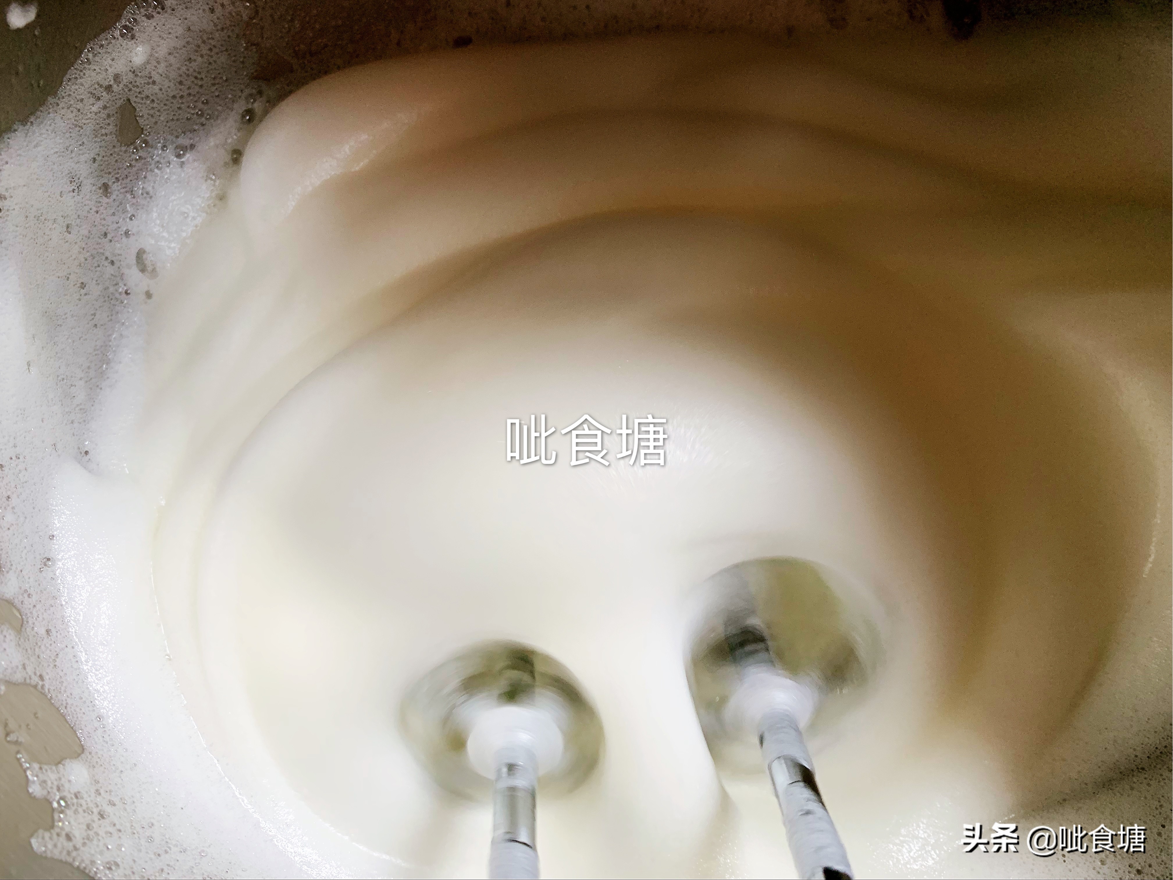 电饭煲做蛋糕，不回缩不开裂，做法简单又松软，实用技巧全在这里