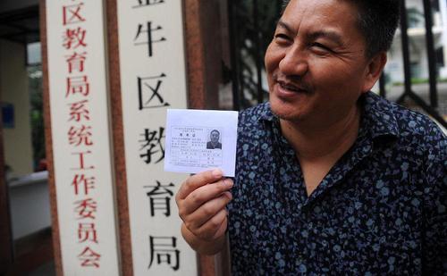 四川54岁考生参加高考25年，今年考了403分，距四川二本线差27分，明年第26次报考将“理改文”