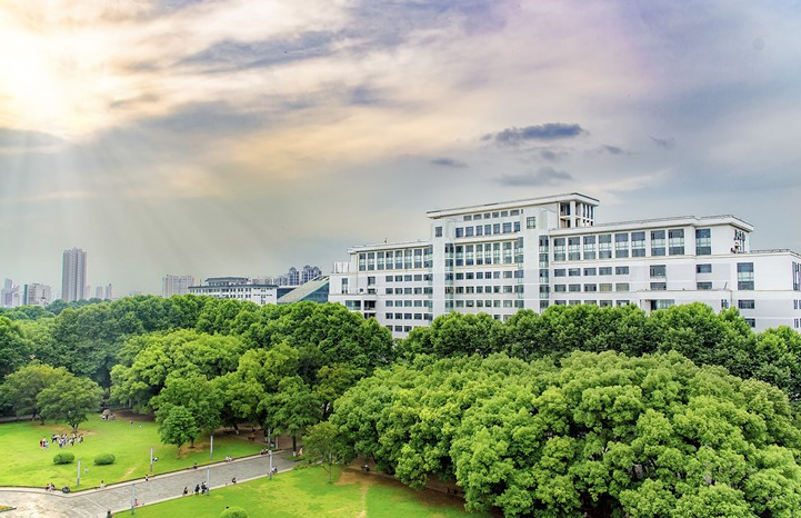 “三大顶流”师范大学，上海这所稳居第二，本科毕业就能落户上海
