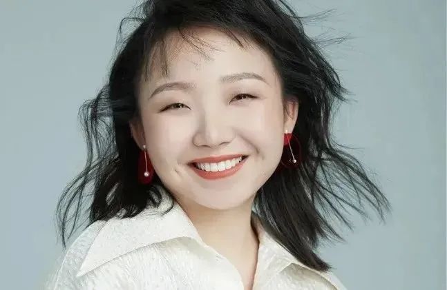 凭自己努力走红的8位女网红，一个比一个拼，有人因一条裙子爆火