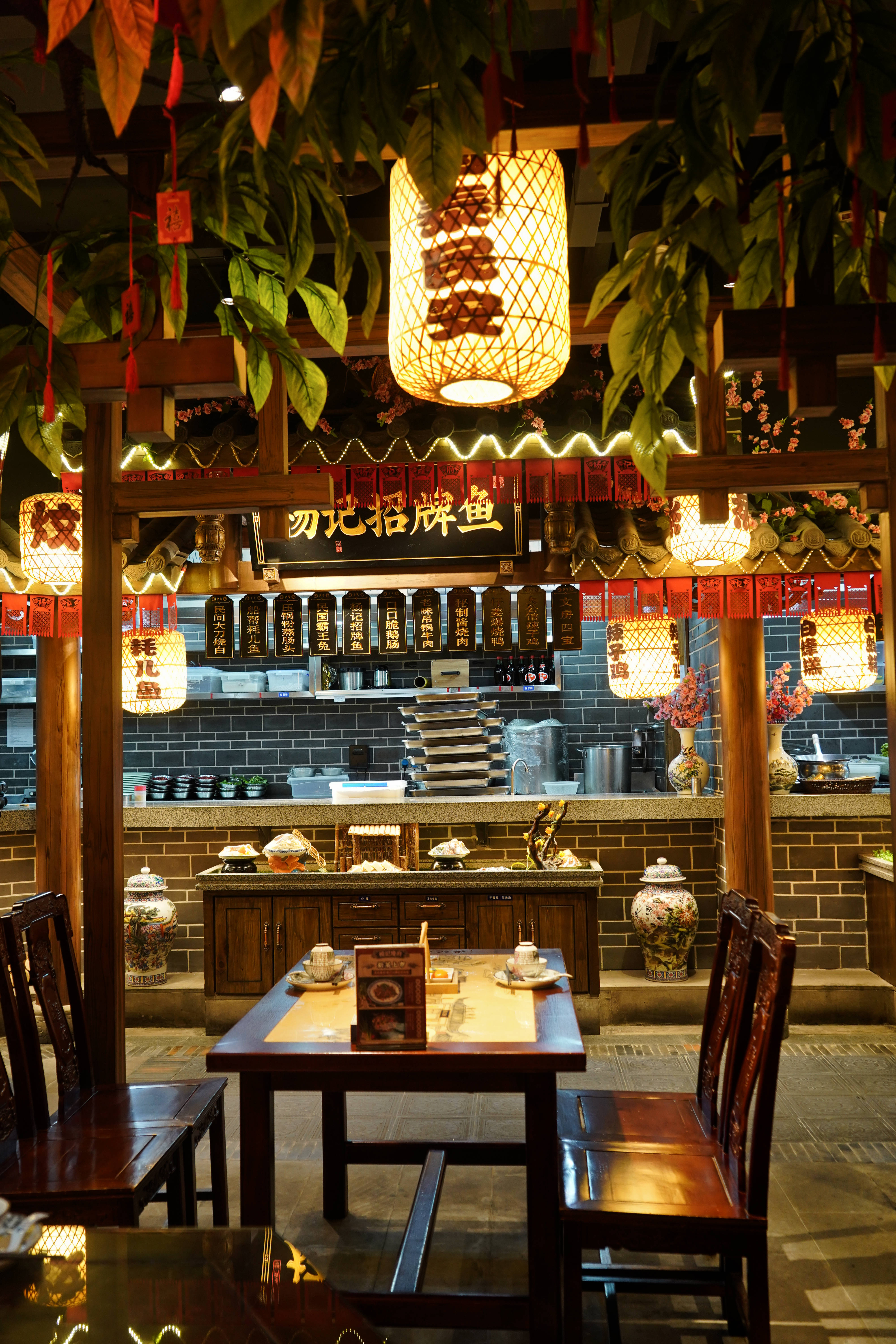 重庆来福士攻略，一站式打卡网红景点、美食及重庆第一家火锅店