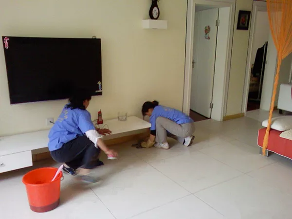 跟拍保洁阿姨9小时,我探到了内幕