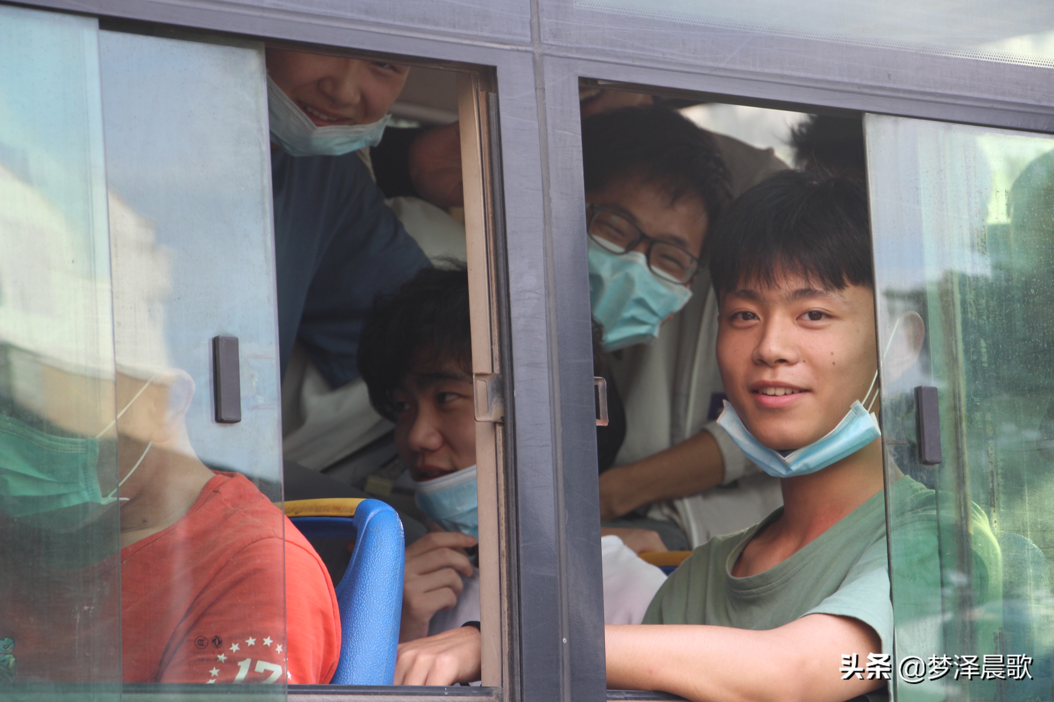 高考结束考生有序离开校园