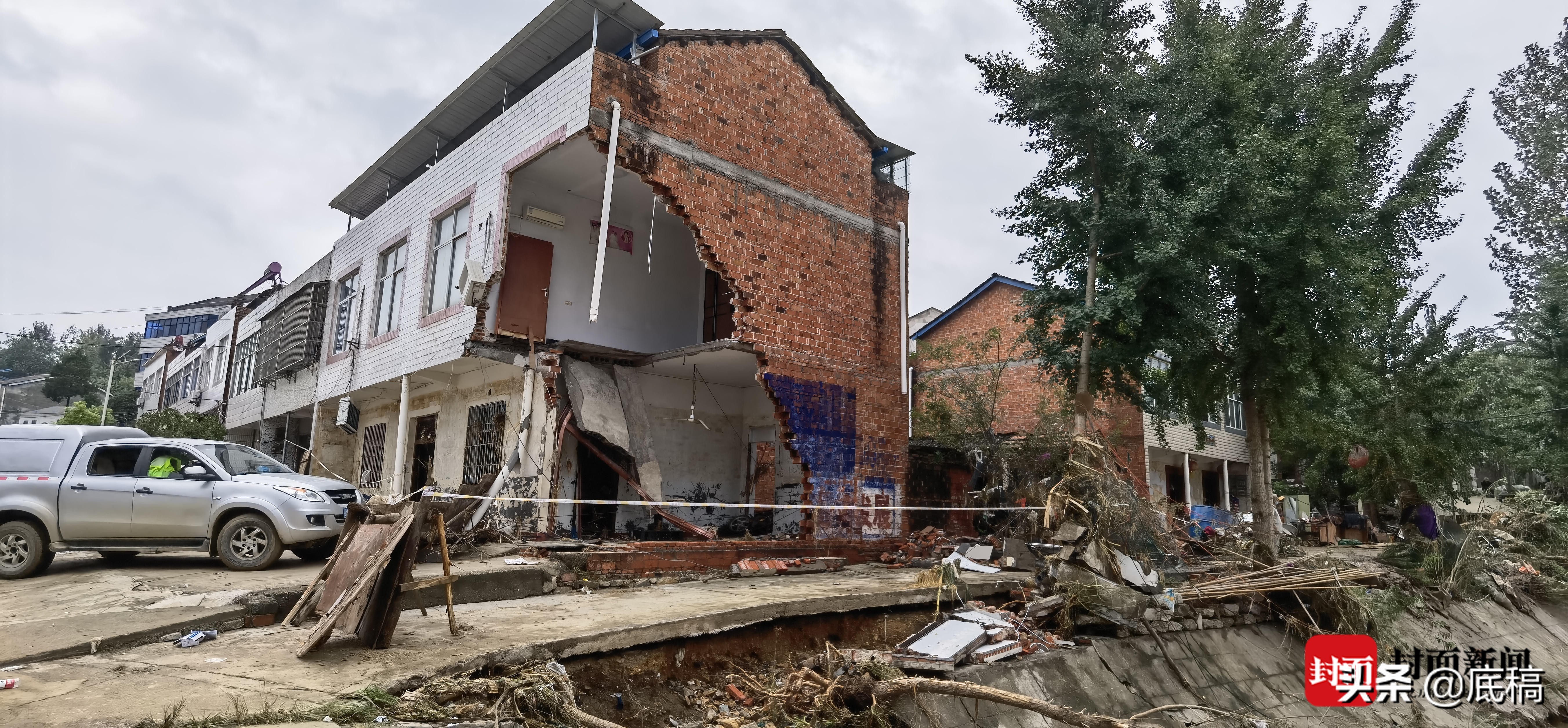 湖北随县灾害现场：男子遇难前在电线杆顶端喊“救救我”，村民质疑没提前预警