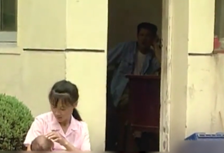 湖南妹子意外怀孕产子，残疾爸爸每月60元都不给，感人的纪录片