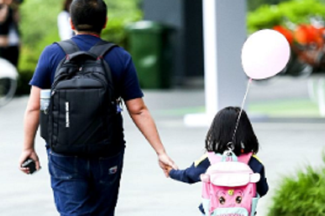 “她是你的小棉袄，不是擦脚布”，生为人父，请做好孩子的避风港