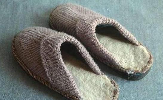 拖鞋为啥隐约有"臭味"?老阿姨在水里放"它",既除臭又干净