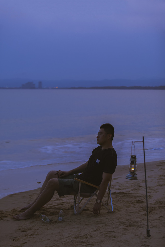 我坐在海边,听着大海的声音,可能大海对我来说似乎有种神奇的魔力