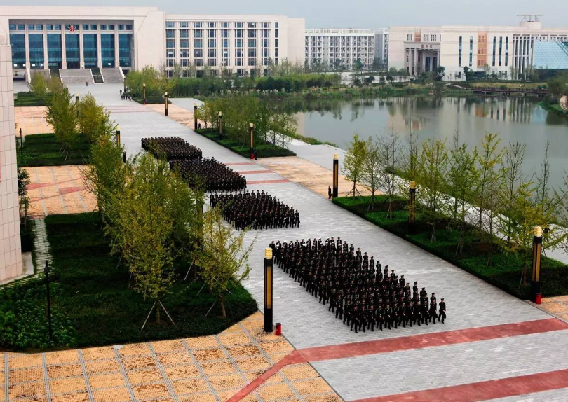 中等生就能考上的军校，毕业会有铁饭碗，薪资好待遇高