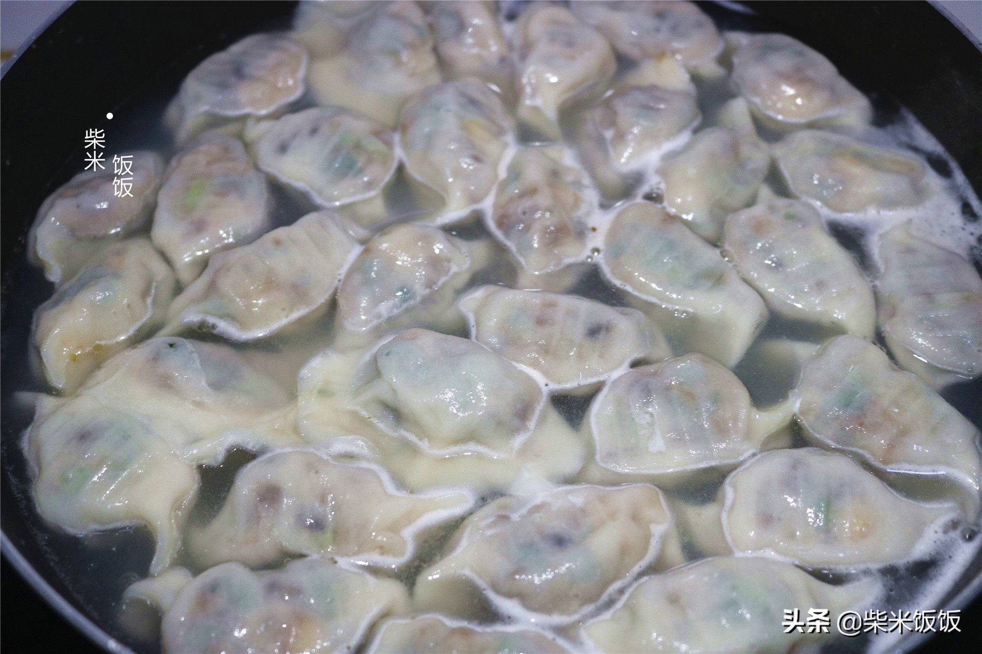 韭菜饺子，别总搭配鸡蛋了，教你这样调馅，个个爆汁更好吃