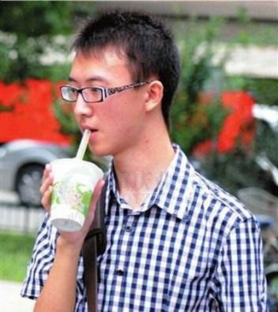 何川洋高考获得重庆状元，但最终被北大拒录，复读一年后考得怎样