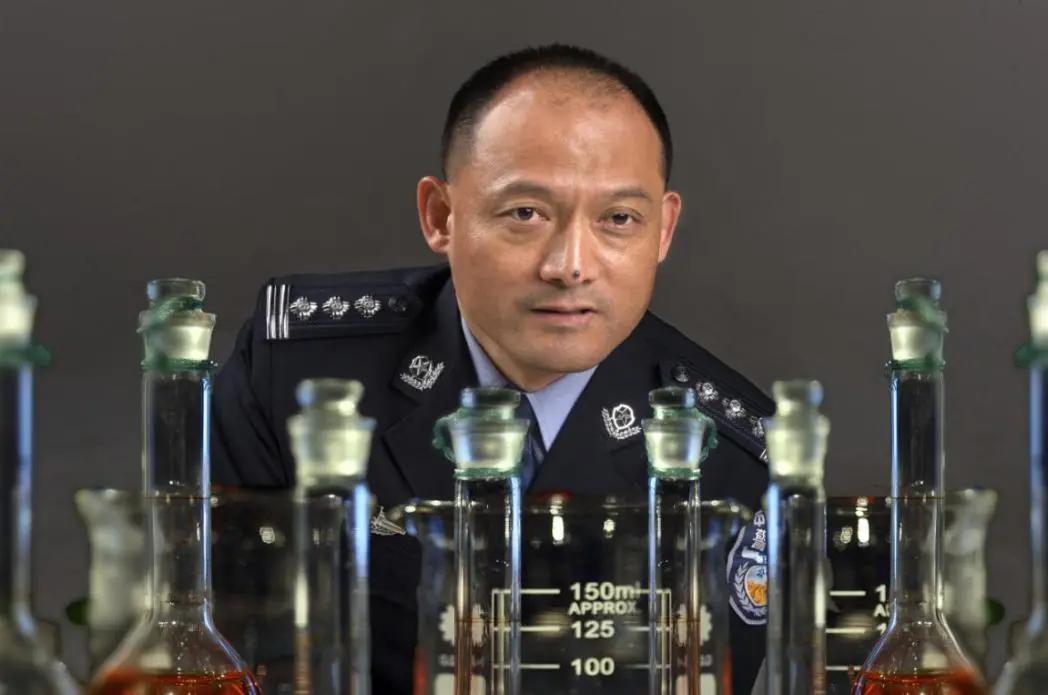 尸体上令人作呕的蛆，他拿起来量了量长度