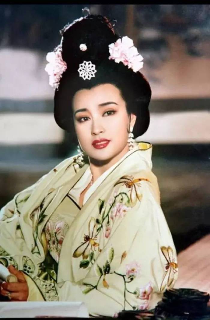 人前清纯女，人后却疯狂，这6位情史劲爆的女明星，令人一言难尽