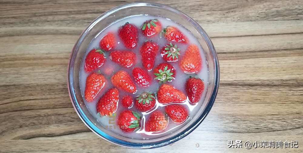 洗草莓，用盐还是用面？都不对，教你正确方法，农药脏东西都洗掉