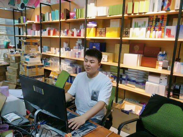 摆摊证办了没？城管喊您来摆摊