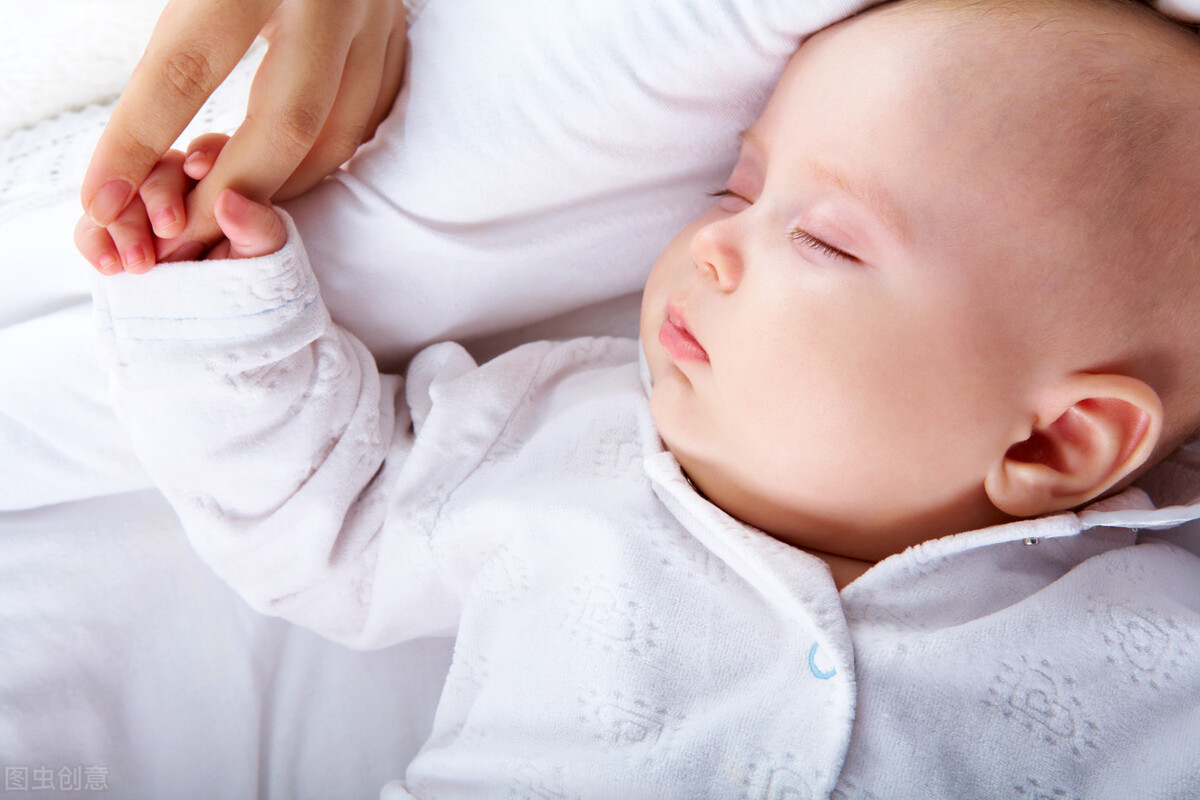 最适合宝宝的睡姿揭秘，不是趴睡不是侧睡，这种睡姿更舒服安全_姿势