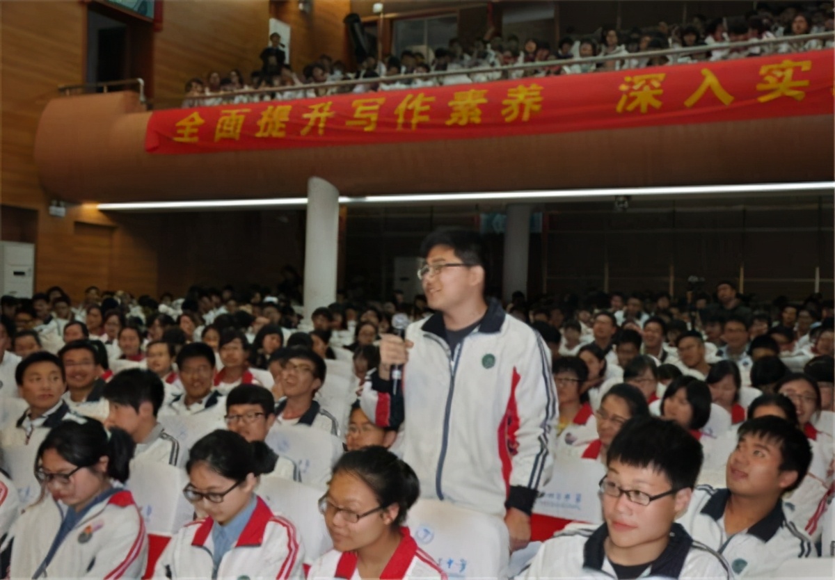 高考满分作文，30字老师不认识，阅卷组长做了近2000字注释