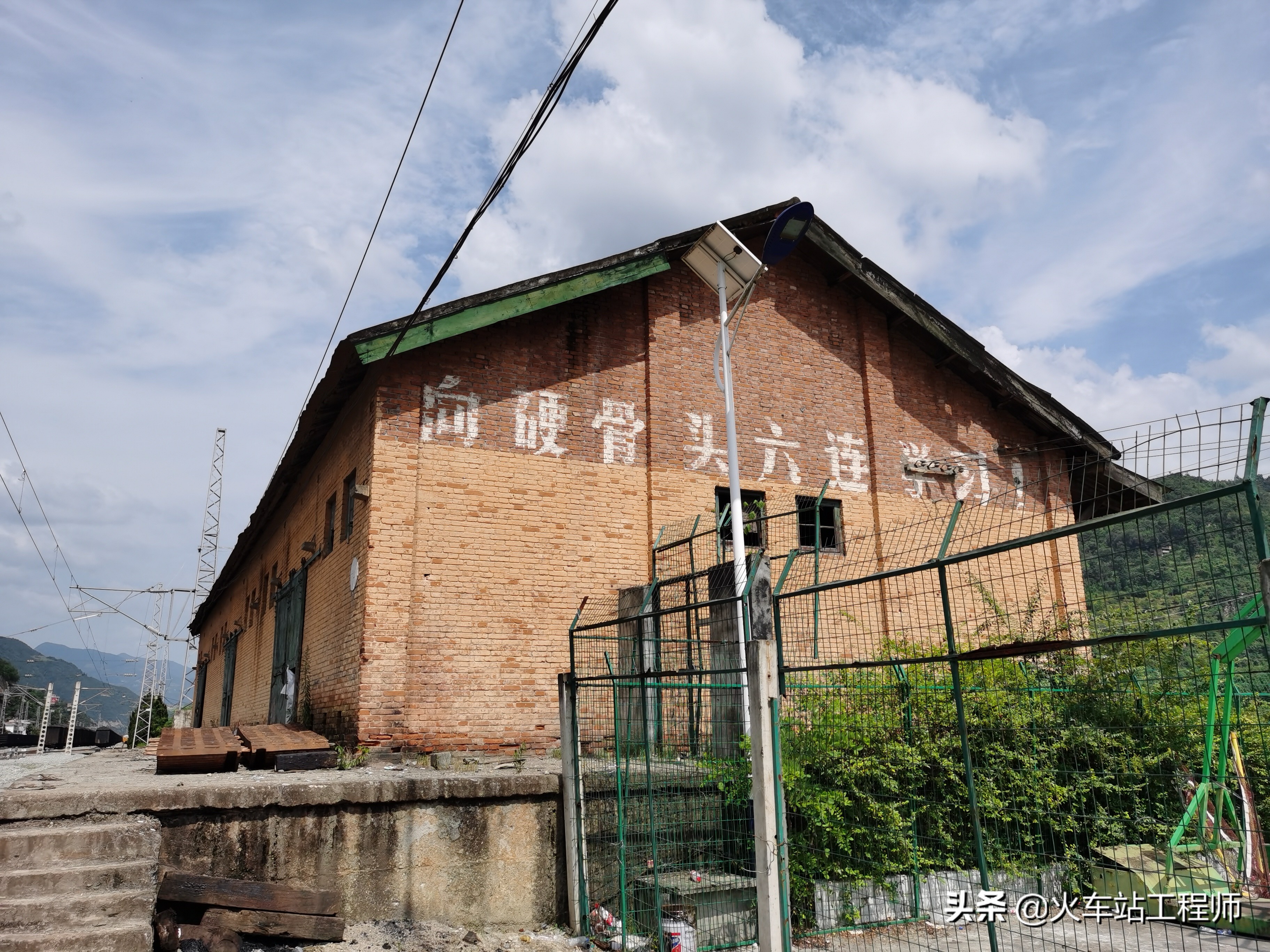 襄渝铁路吕河站，“向硬骨头六连学习”标语，忆起那昔日峥嵘岁月