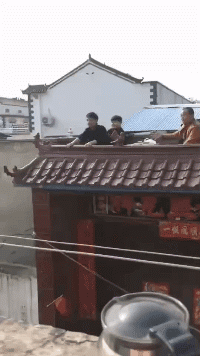 爆笑动态图图片：一根香蕉造成的悲剧，哈哈哈哈！