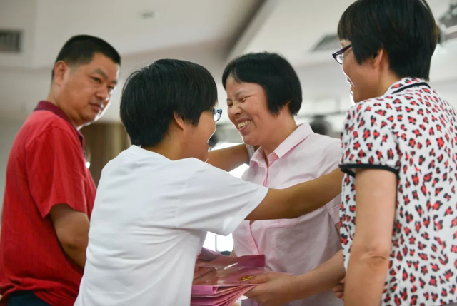 感动中国人物，盲人医师朱丽华：哪怕是流星，也要把光留在人间