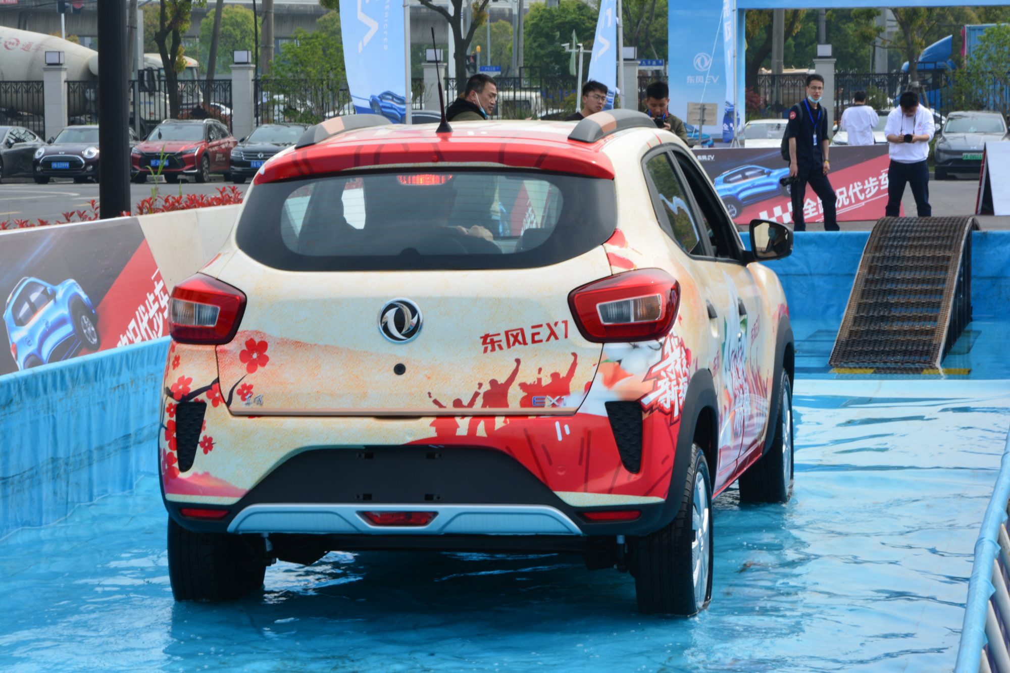 试驾：比宏光MINI EV多两门的东风EX1，到底好在哪？