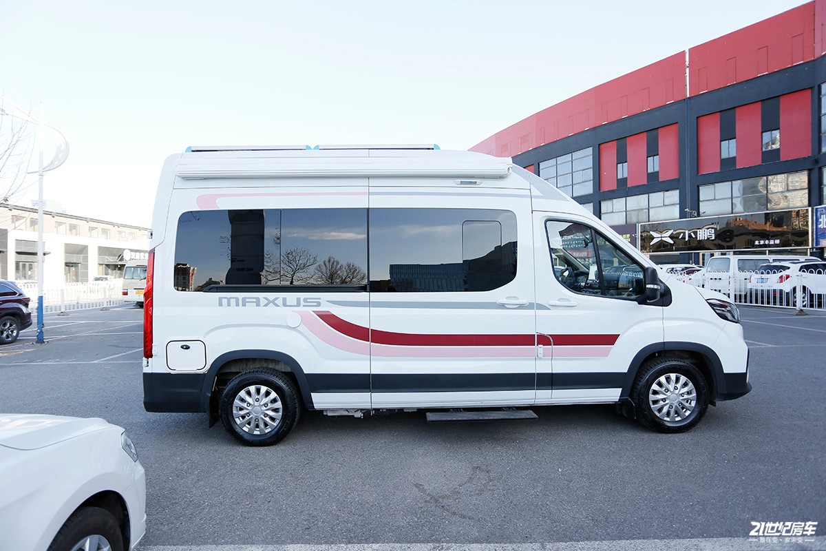 床位灵活可变/配置均衡,实拍上汽大通旅行家v90房车