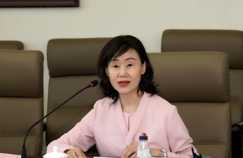 明明是重点大学校长，教师生活令人钦羡，却自毁前途只为容颜