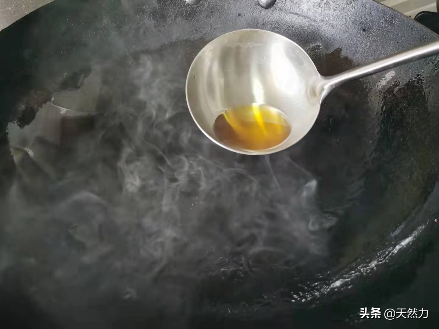 回鍋肉怎么做才好吃？來看看傳統的川菜做法，肥而不膩，真解饞