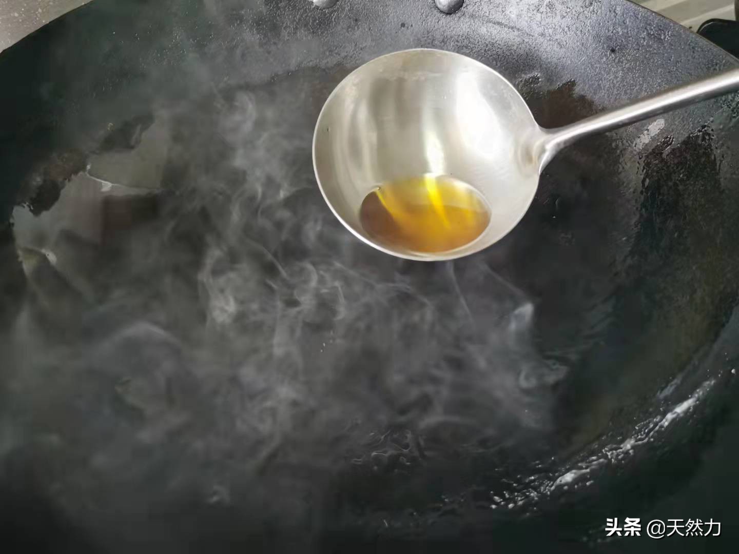 回锅肉怎么做才好吃？来看看传统的川菜做法，肥而不腻，真解馋