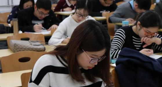 高中生活VS大学生活，差距一目了然，网友直呼人间真实