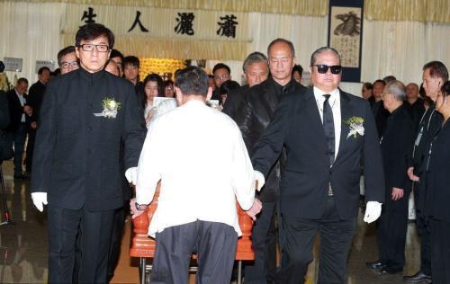 1997年,林正英灵堂布置暗藏玄机,葬礼上洪金宝对苑琼丹发飙:滚