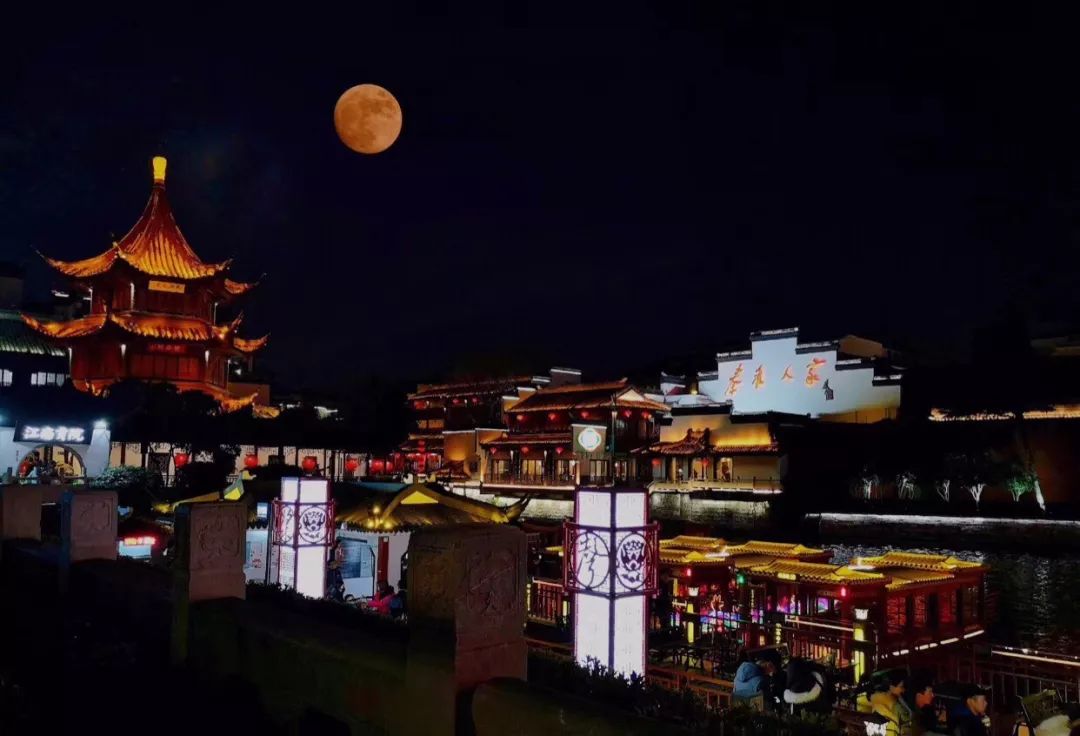 中秋节的夜晚望着天上的圆月在中秋节你可以看见天空中又亮又圆的月亮