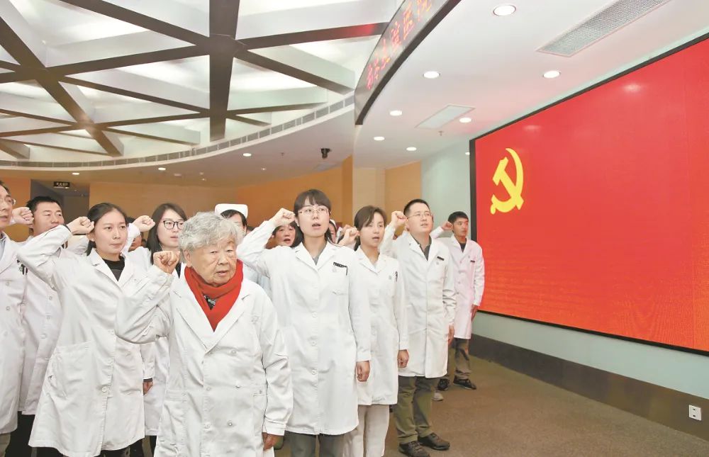 “我的根在中国，我的事业在中国”，她用最美奋斗书写入党申请