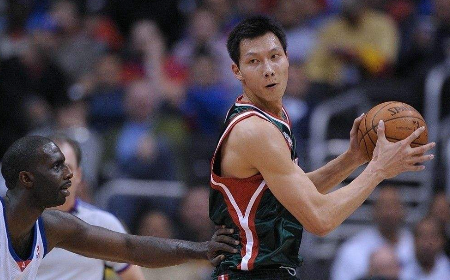 姚明在nba服役过哪些球队(姚明在NBA打了8个赛季，那王治郅，巴特尔，易建联呢？)