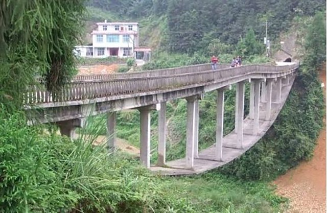 湖南一大桥全程没桥墩，被载入桥梁史册，设计师逆袭成高级工程师