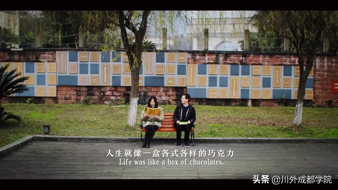 复刻电影画面！快夸四川外国语大学成都学院的这波神操作