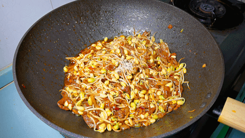 黄豆芽怎么炒最好吃？这个做法别错过，爽脆入味，配米饭最解馋