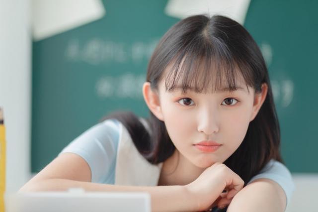 美女如花，一笑倾城，眉眼如画，气质非凡，魅力四射，令人惊艳！