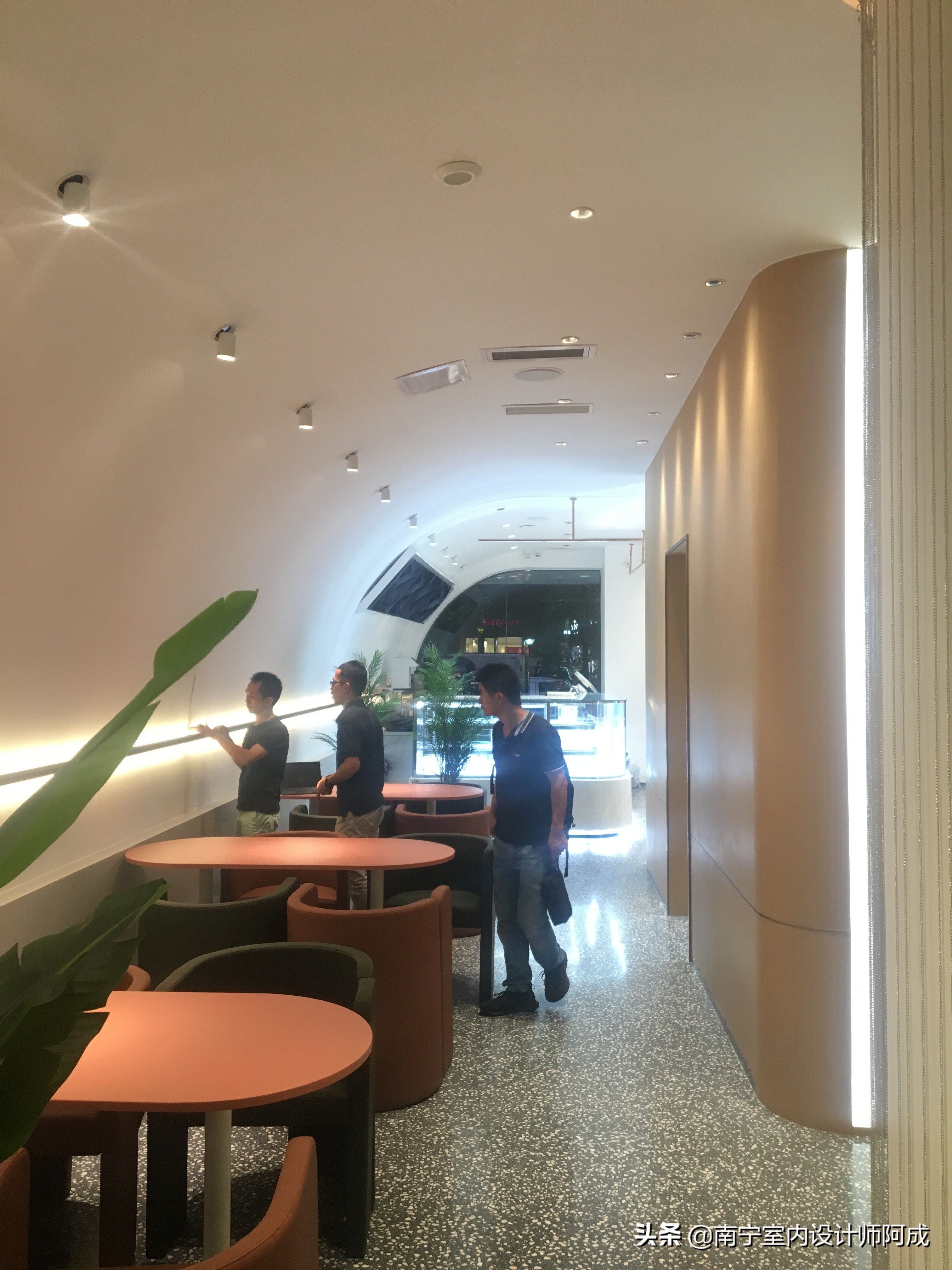 如果你有个异形结构店面，你会如何规划设计丨看看这家蛋糕店实景