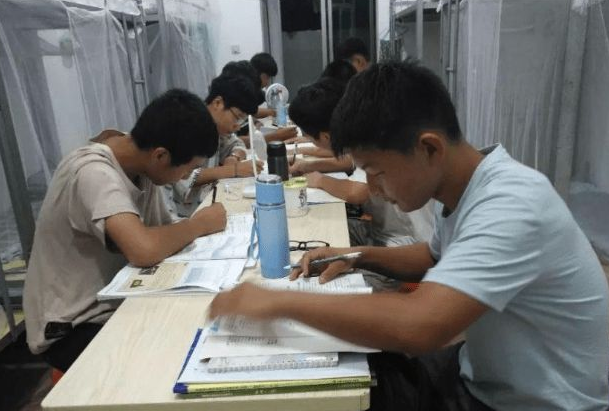 上大学后才了解，高中“走读”和“住校”区别很大，容易影响分数