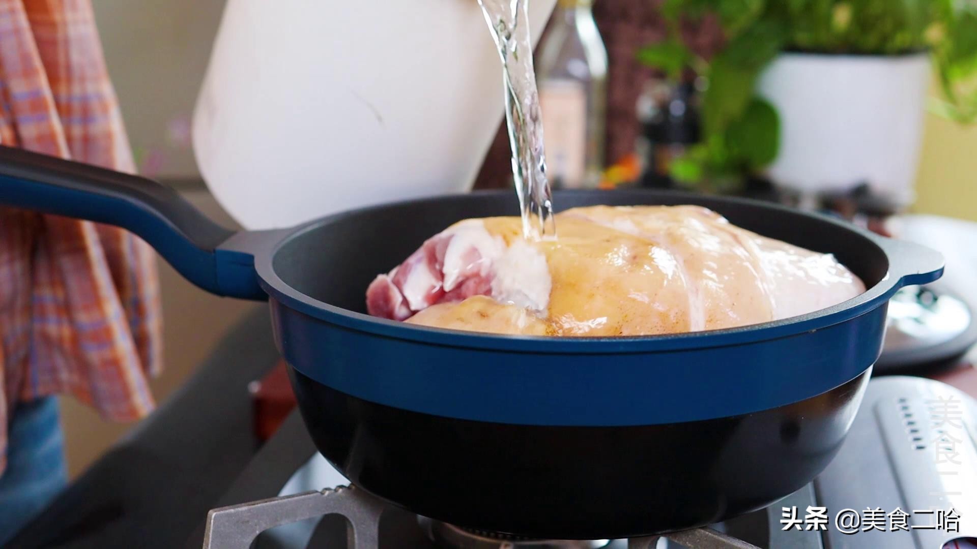 学会这道“冰糖肘子”：软烂入味，肥而不腻，招待客人倍有面儿