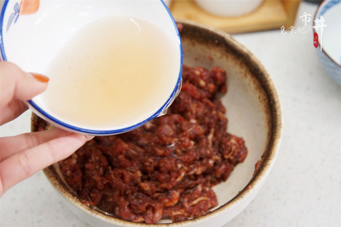 牛肉馅饺子怎么调馅？忌放1样调料，多加1样料水，不腻不膻，贼香