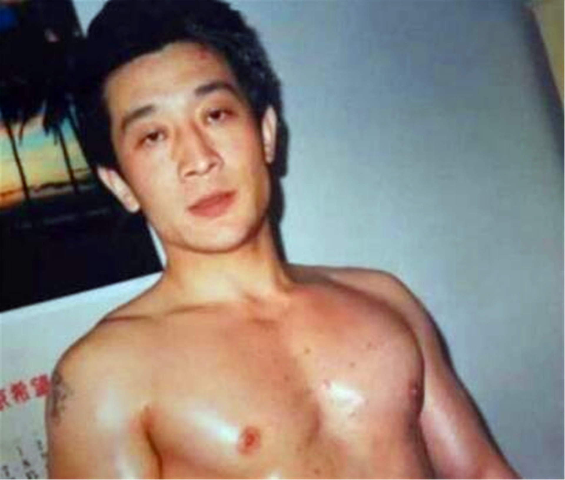 北京90年代一个混混，追着向华强一路打到深圳，靠一把刀闯浙江村