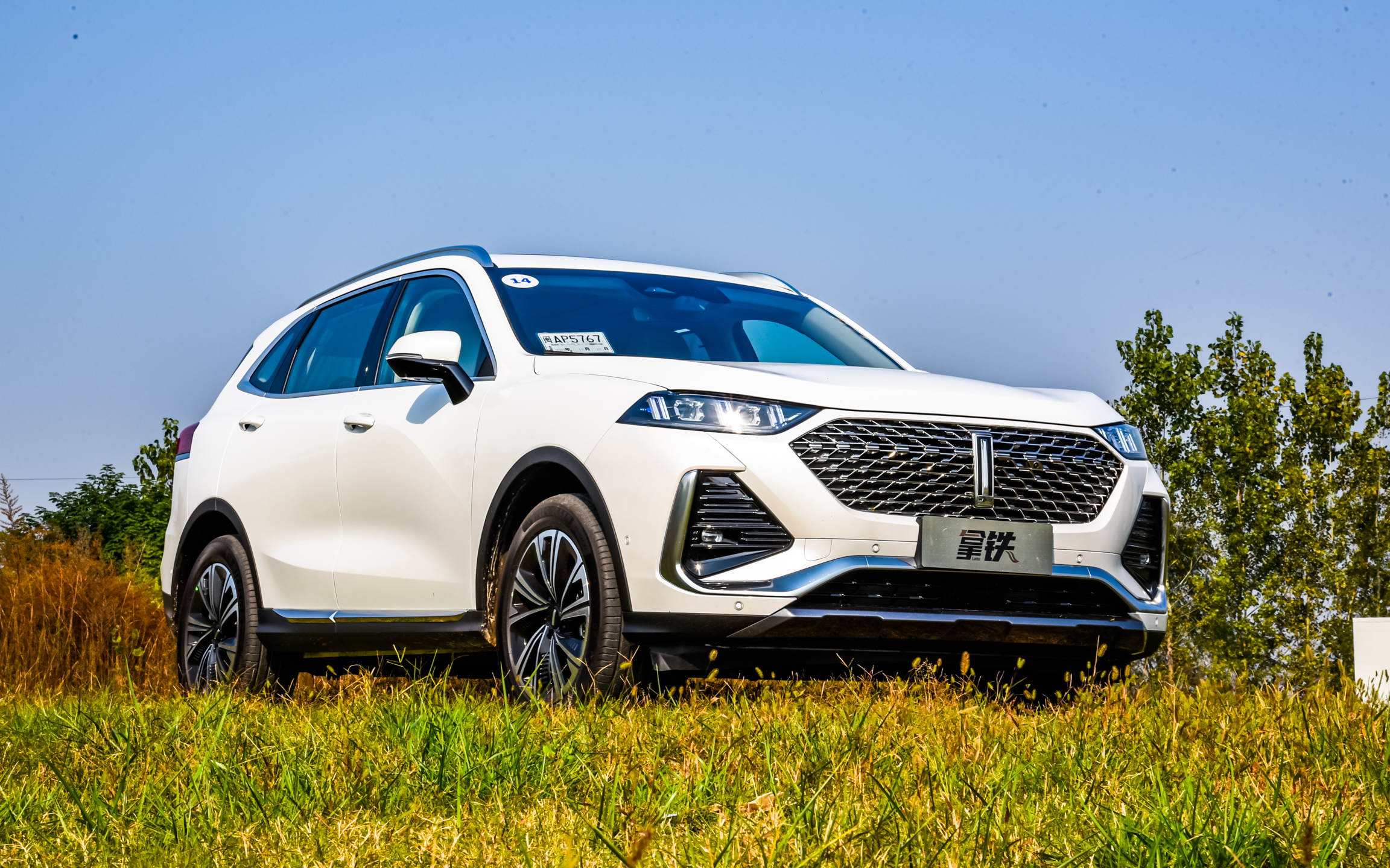 百公里油耗5.5l,试驾wey拿铁,长城做混动也这么强_【读车号】